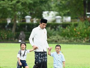 Momen Hangat Jokowi Ngemong Cucu-cucunya di Hari Raya Idul Adha Momen Hangat Jokowi Ngemong Cucu-cucunya di Hari Raya Idul Adha