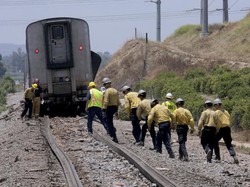 Penampakan Bus dan Kereta Api Tabrakan di Los Angeles