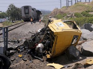 Kereta Amtrak di AS Tergelincir Usai Menabrak Truk Kereta Amtrak di AS Tergelincir Usai Menabrak Truk