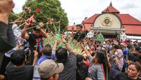 Keseruan Tradisi Berebut Gunungan Hasil Bumi di Yogyakarta