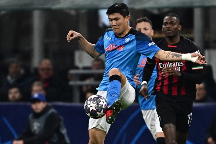 Napolis South Korean defender Min-jae Kim clears a ball during the UEFA Champions League quarter-finals first leg football match between AC Milan and SSC Napoli on April 12, 2023 at the San Siro stadium in Milan. (Photo by GABRIEL BOUYS / AFP)