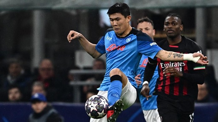 Napolis South Korean defender Min-jae Kim clears a ball during the UEFA Champions League quarter-finals first leg football match between AC Milan and SSC Napoli on April 12, 2023 at the San Siro stadium in Milan. (Photo by GABRIEL BOUYS / AFP)