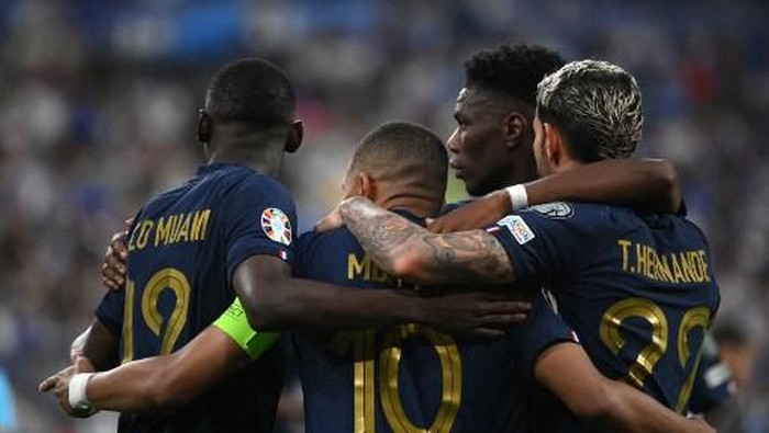 Frances forward Kylian Mbappe (2-L) celebrates with teammates after scoring the teams first goal by penalty shot during the UEFA Euro 2024 group B qualification football match between France and Greece at the Stade de France in Saint-Denis, in the northern outskirts of Paris, on June 19, 2023. (Photo by FRANCK FIFE / AFP)