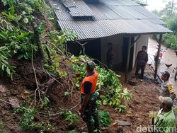 Tebing 10 Meter Longsor Timpa Rumah Warga Trenggalek