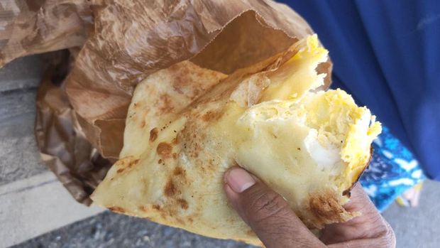 Martabak Arab, sebutan jamaah Indonesia untuk jajanan khas Arab Saudi