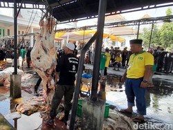 Masjid Agung Palembang Bagikan 3.500 Paket Daging untuk Pemegang Kupon