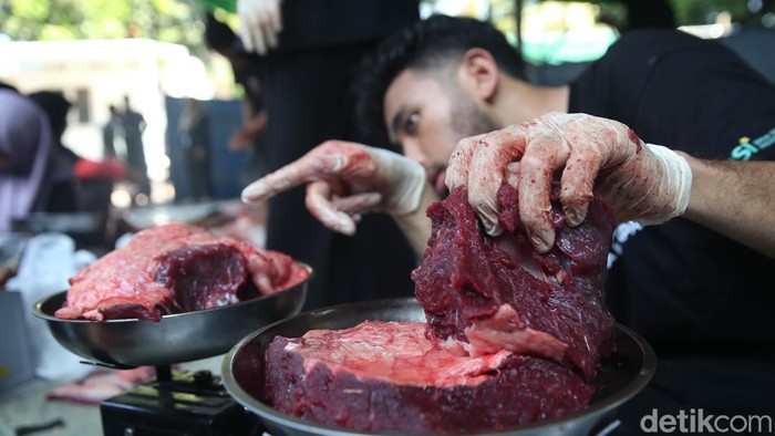 Sejumlah petugas tengah melaksanakan penyembelihan binatang qurban di Masjid Sunda Kelapa, Jakarta, Kamis (29/6/2023). Pada Idul Adha 1444 H kali ini, Masjid Sunda Kelapa menyembelih kambing, domba dan sapi.