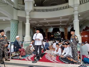 Menteri ATR/BPN Serahkan Sertifikat Wakaf Usai Salat Id di Masjid Jami Malang