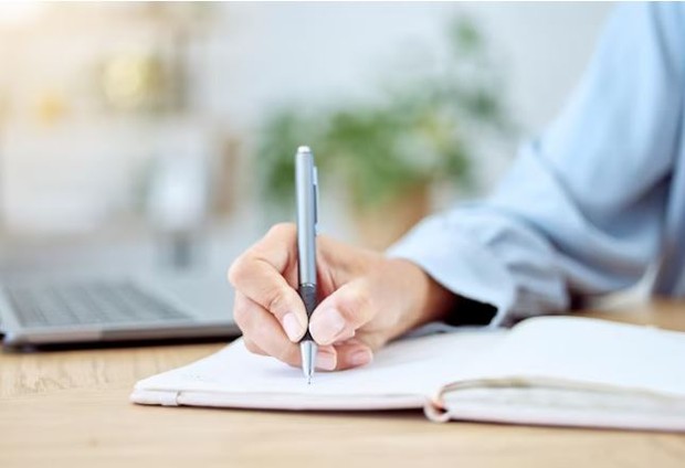 Menulis Value hidup kamu. foto freepik.com: Yuriarcruspeopleimages