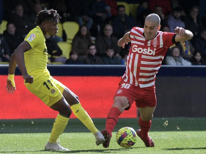 Villarreals Nigerian midfielder Samuel Chukwueze (L) vies with Gironas Spanish midfielder Oriol Romeu during the Spanish league football match between Villarreal CF and Girona FC at La Ceramica stadium in Vila-Real on January 22, 2023. (Photo by Jose Jordan / AFP)