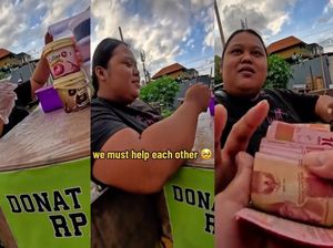 Bule Ini Borong Donat, Penjual Keliling Ini Sampai Nangis Terharu