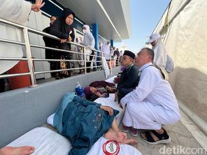 Momen Dasco Bertemu Jemaah Haji Perempuan yang Tidur di Samping Toilet Momen Dasco Bertemu Jemaah Haji Perempuan yang Tidur di Samping Toilet