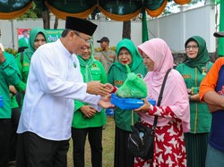 Idul Adha di Jogja, Plt Ketum PPP Bagi Daging Kurban ke 1.100 Warga