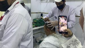 Tukang Cukur Panen, Momen Jemaah Haji Indonesia Potong Rambut Gundul