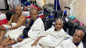 Potret Jemaah Lansia RI yang Terpaksa Tidur di Luar Tenda di Mina