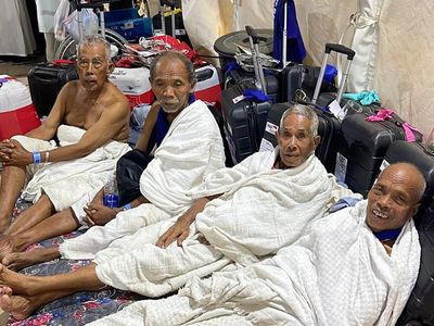 Potret Jemaah Lansia RI yang Terpaksa Tidur di Luar Tenda di Mina