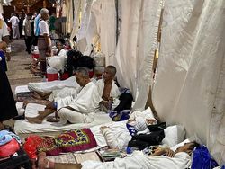 Balada Jemaah Haji RI: Telantar di Muzdalifah, Berjejalan di Mina