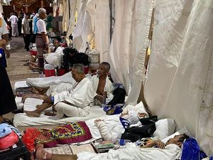 Tumpek Blek di Mina, Jemaah Haji Lansia Sampai Tidur di Luar Tenda! Tumpek Blek di Mina, Jemaah Haji Lansia Sampai Tidur di Luar Tenda!