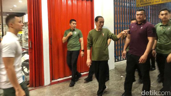 Potret Jokowi Sapa Warga Jogja di Kawasan Malioboro