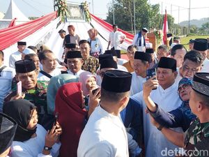 Prabowo Diserbu Emak-emak Usai Salat Iduladha di Lapangan Mandalamukti KBB
