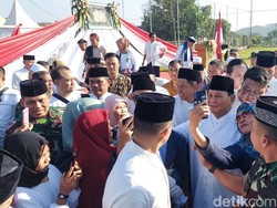 Prabowo Diserbu Emak-emak Usai Salat Iduladha di Lapangan Mandalamukti KBB
