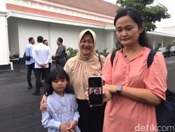 Senangnya Warga Jogja Bisa Foto Bareng Jokowi Usai Salat Id