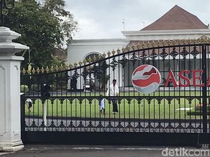 Jokowi Ajak Main Sedah-Nahyan di Gedung Agung Lalu Bagi-bagi Kaos Jokowi Ajak Main Sedah-Nahyan di Gedung Agung Lalu Bagi-bagi Kaos