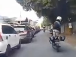 Relawan Pengawal Ambulans Jatuh saat Beraksi di Atas Motor, Niat Baik tapi...