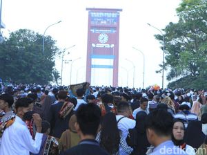 Salat Idul Adha, Ribuan Warga Palembang Padati Jalan hingga Jembatan Ampera