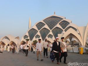 Sudah Salat Idul Adha, Apakah Tetap Wajib Jumatan? Ini Penjelasan Ulama Sudah Salat Idul Adha, Apakah Tetap Wajib Jumatan? Ini Penjelasan Ulama