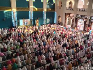 Khusyuknya Puluhan Ribu Jemaah Salat Id di Masjid Al-Akbar Surabaya