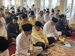 Akbar Tandjung, Lodewijk hingga Menpora Salat Id di Masjid DPP Golkar