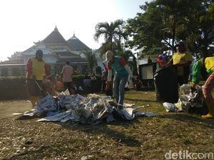 Cerita Petugas Kebersihan Kumpulkan 2-3 Ton Koran Bekas Salat Id di Palembang