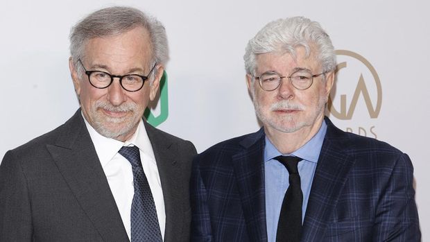 Steven Spielberg dan George Lucas US directors Steven Spielberg (L) and George Lucas (R) arrive for the 33rd Annual Producers Guild Awards at the Fairmont Century Plaza in Los Angeles on March 19, 2022. (Photo by Michael Tran / AFP)