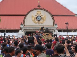 Serunya Warga Rayahan Gunungan Garebeg Besar Keraton Jogja