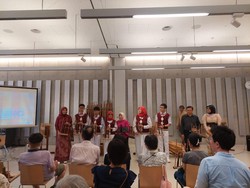Keren! Siswa SBLN Cicendo Bandung Main Angklung di Jepang