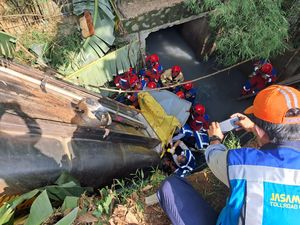 Sopir Ngantuk, Truk Tangki Tabrak Pembatas Tol JORR hingga Jatuh ke Kali