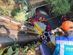Sopir Ngantuk, Truk Tangki Tabrak Pembatas Tol JORR hingga Jatuh ke Kali