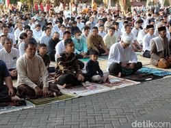 Ditemani Jan Ethes, Gibran Salat Idul Adha di Balai Kota Solo