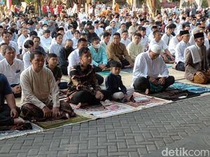 Ditemani Jan Ethes, Gibran Salat Idul Adha di Balai Kota Solo Ditemani Jan Ethes, Gibran Salat Idul Adha di Balai Kota Solo