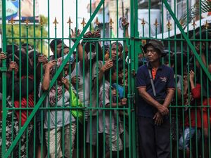 Warga Rela Antre Panjang Demi Daging Kurban