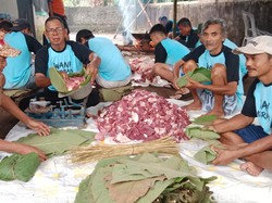 Go Green! Warga Banyumas Bungkus Daging Kurban Pakai Daun Jati