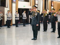 Kapolri Beri Tanda Kehormatan Bintang Bhayangkara Pratama kepada 22 Pati Polri