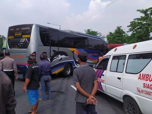 Bus Sugeng Rahayu Adu Banteng dengan Truk Boks di Balongbendo Sidoarjo