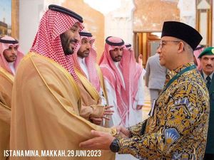 Anies Baswedan Unggah Momen Salaman dengan Pangeran MBS di Makkah Anies Baswedan Unggah Momen Salaman dengan Pangeran MBS di Makkah