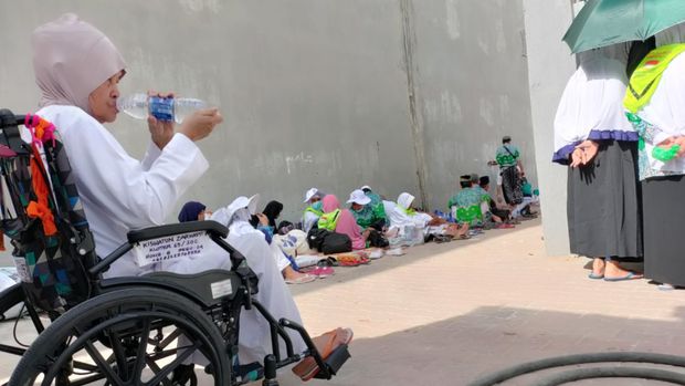 Antrean toilet jemaah haji asal Indoesia di Mina, Arab Saudi.