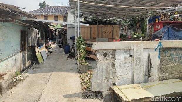 Area rumah warga yang biasa dijadikan lahan parkir di sekitar JIS.