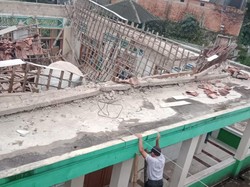 Atap dan Kubah Masjid di Bogor Roboh Saat Jemaah Hendak Salat Subuh