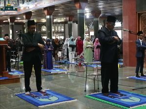 Salat Id di Al-Zaytun Tetap Berjarak dan Saf Wanita Sejajar Pria Salat Id di Al-Zaytun Tetap Berjarak dan Saf Wanita Sejajar Pria
