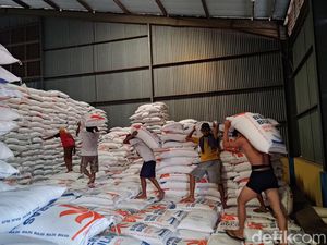 Beras Impor asal Thailand Tiba di Pelabuhan Tanjungwangi Banyuwangi Beras Impor asal Thailand Tiba di Pelabuhan Tanjungwangi Banyuwangi